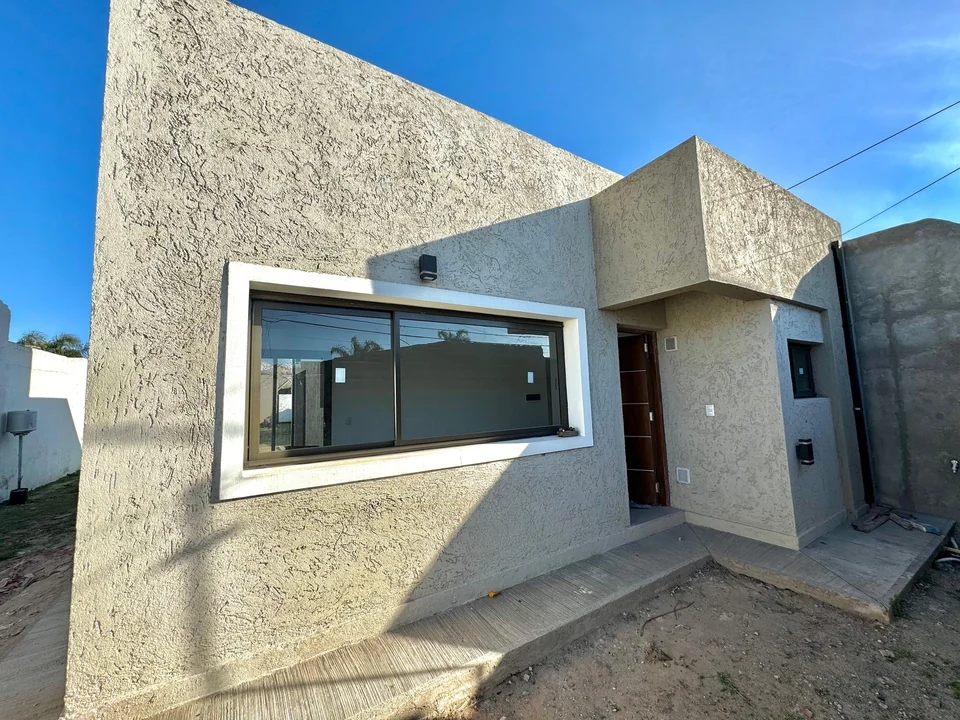 Casa con galpon a estrenar en Bell Ville